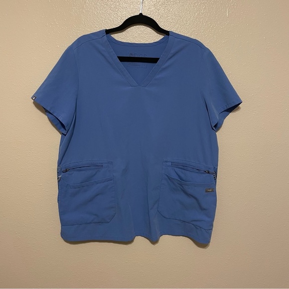 Figs Tops - Figs Womens Accra LIMITED EDITION Scrub Top Large 6 Pockets Ceil Blue Feathers